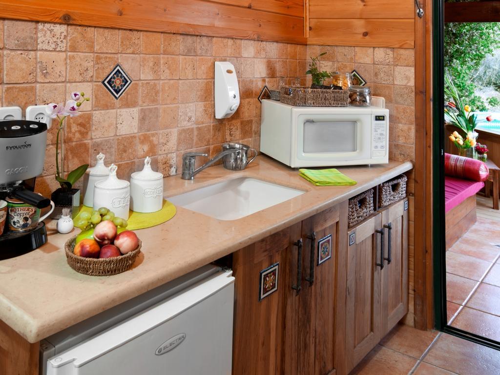 First Light Cabins Amirim Rom bilde